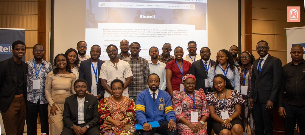 Photo de groupe des participants au premier groupe de travail national d'Ebuteli à Kinshasa